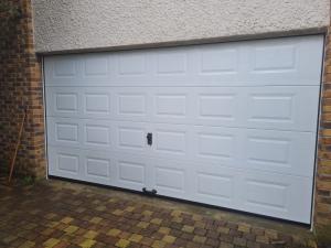Guide d'achat : Comment choisir la porte de garage idéale pour votre maison ?