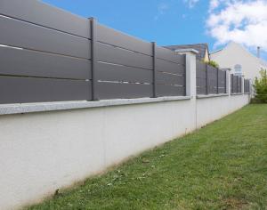 Clôture ajourée MAEZ de chez Kostum en alulmunium noir. Garanti 25 ans 