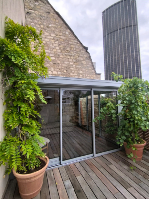 Belle véranda sur une terrasse en toiture à Paris 15e, fabriquée dans notre atelier à Draveil