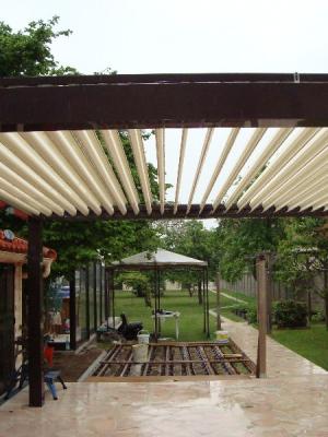 Pergola Aluminium Noir Toiture avec Lames inclinables