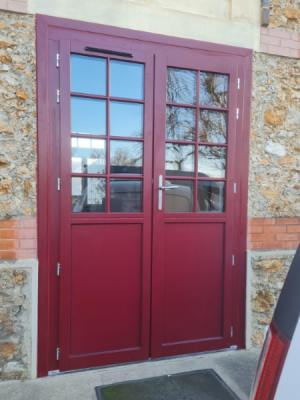 Mairie de Draveil - Belle porte-fenêtre en bois avec soubassement plein et petits bois