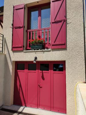 Porte de garage avec vitrage et Volets battants en aluminium