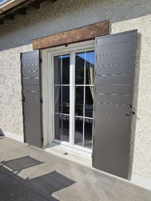 Volets battants aluminium ISO-RW Gris sablé installés à Draveil 