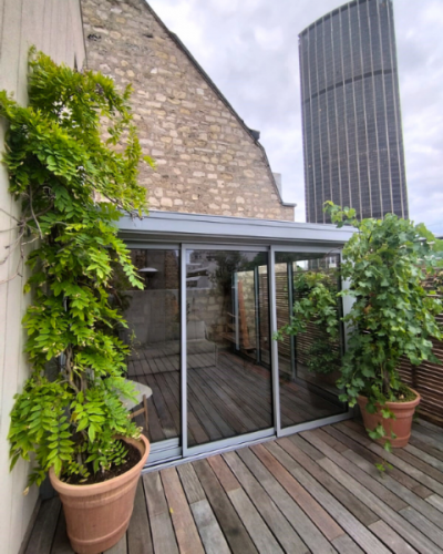 Belle véranda sur une terrasse en toiture à Paris 15e, fabriquée dans notre atelier à Draveil