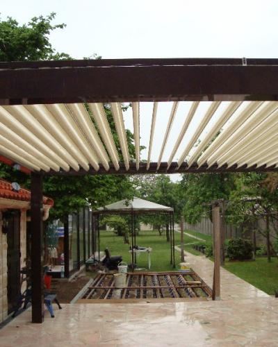 Pergola Aluminium Noir Toiture avec Lames inclinables