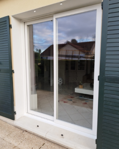 Jolie porte-fenêtre sur-mesure en aluminium Blanc fabriquée dans nos ateliers à Draveil (91)