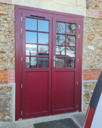 Mairie de Draveil - Belle porte-fenêtre en bois avec soubassement plein et petits bois