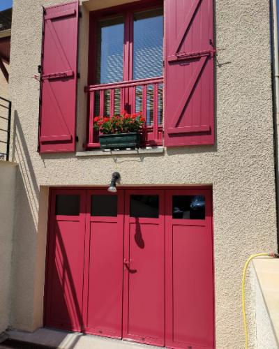 Porte de garage avec vitrage et Volets battants en aluminium