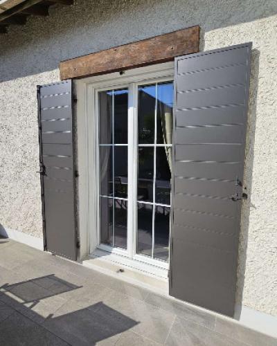 Volets battants aluminium ISO-RW Gris sablé installés à Draveil Volets battants aluminium ISO-RW Gris sablé installés à Draveil