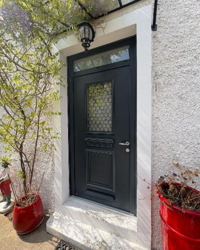 Porte d’entrée Style traditionnel avec imposte vitrée, installée à Draveil Porte d’entrée Style traditionnel avec imposte vitrée, installée à Draveil