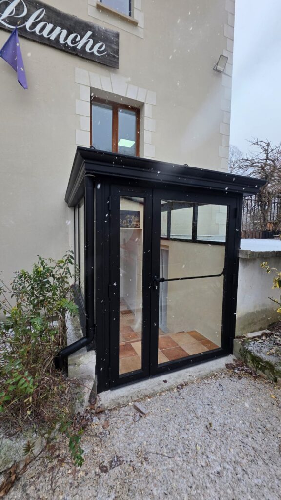 Sas d'entrée sur-mesure en aluminium AMTB Miroiterie