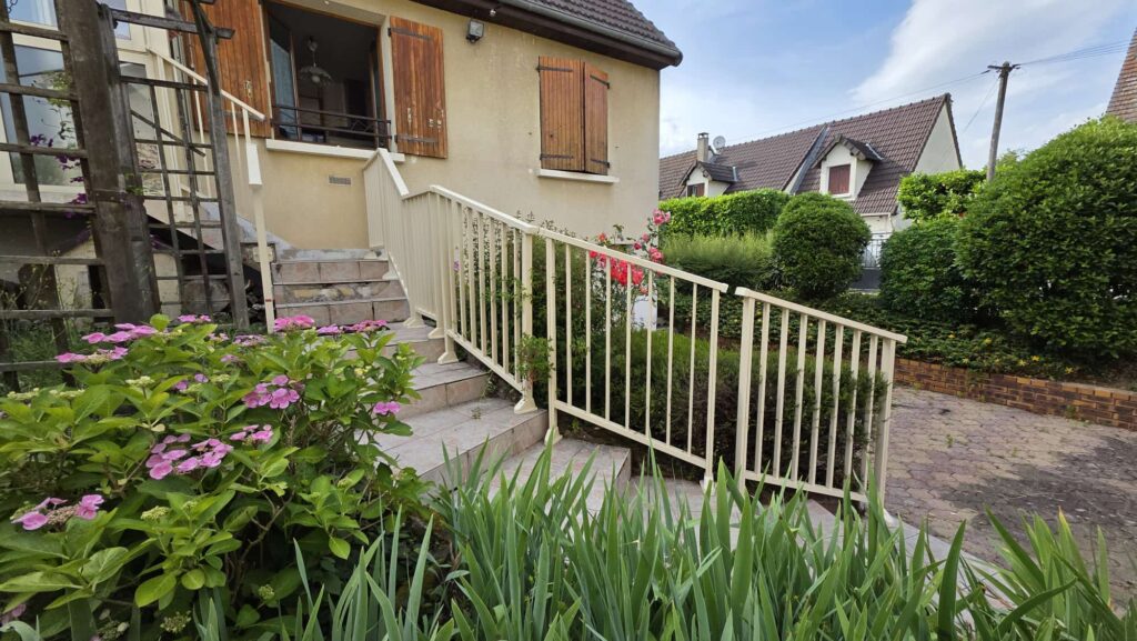 Garde-corps aluminium Yana Cadiou posé sur un escalier extérieur à Montgeron par AMTB